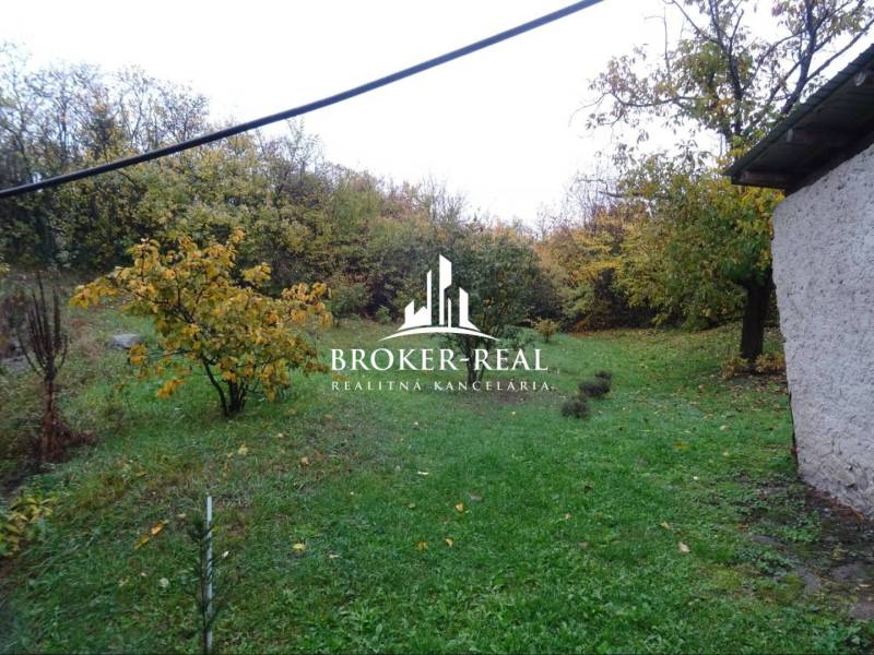 Családi ház Fony községben füves kerttel és környező erdős környezettel.