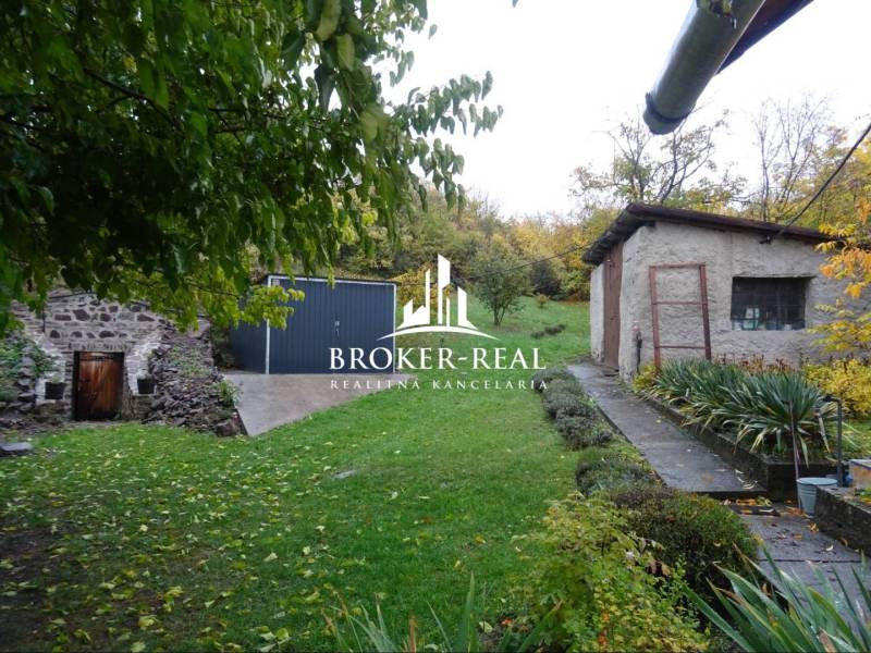 Családi ház Fony községben udvarral, gyepes területtel és zöld környezettel.