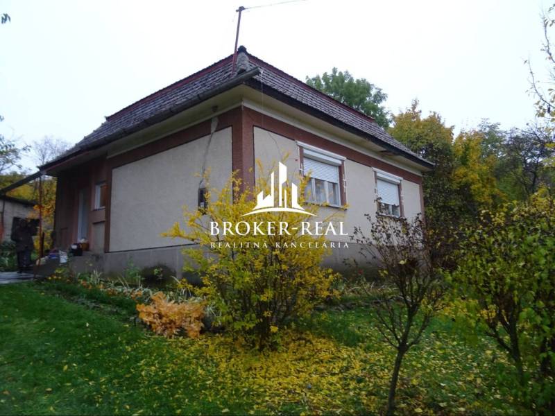 Családi ház zölddel és bokrokkal körülvéve, Fony.