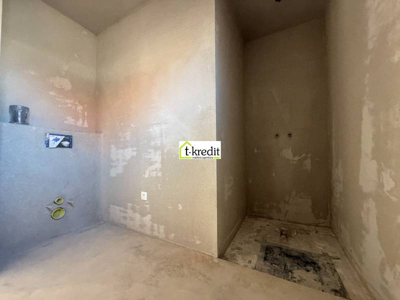 Befejezetlen fürdőszoba családi házban, előkészítéssel a telepítésekhez.