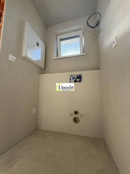 Helyiség ablakkal és készülékek telepítésével családi házban.