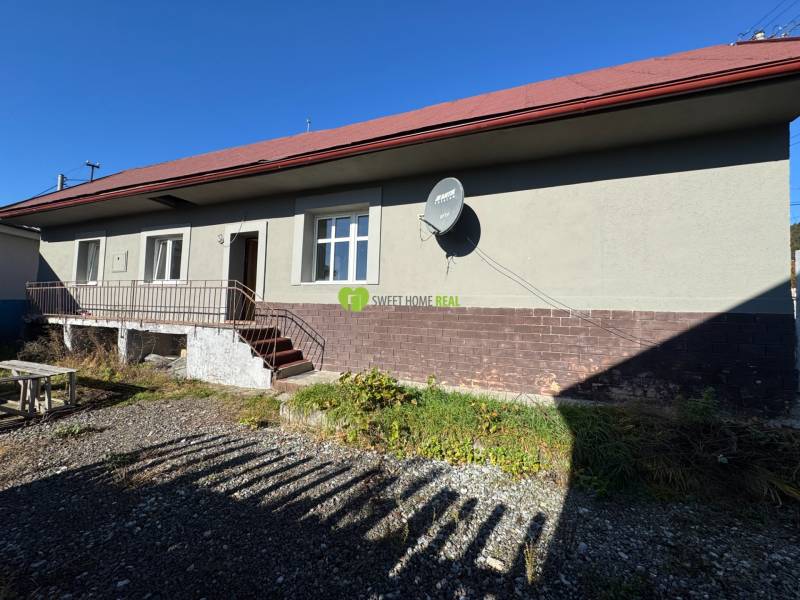 Családi ház Varovecká utcában, Družstevná pri Hornáde településen, a hozzátartozó kerttel.