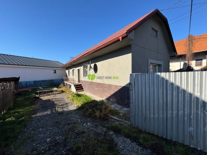 Családi ház Varovecká utcában, Družstevná pri Hornáde, udvarral és kapuval.