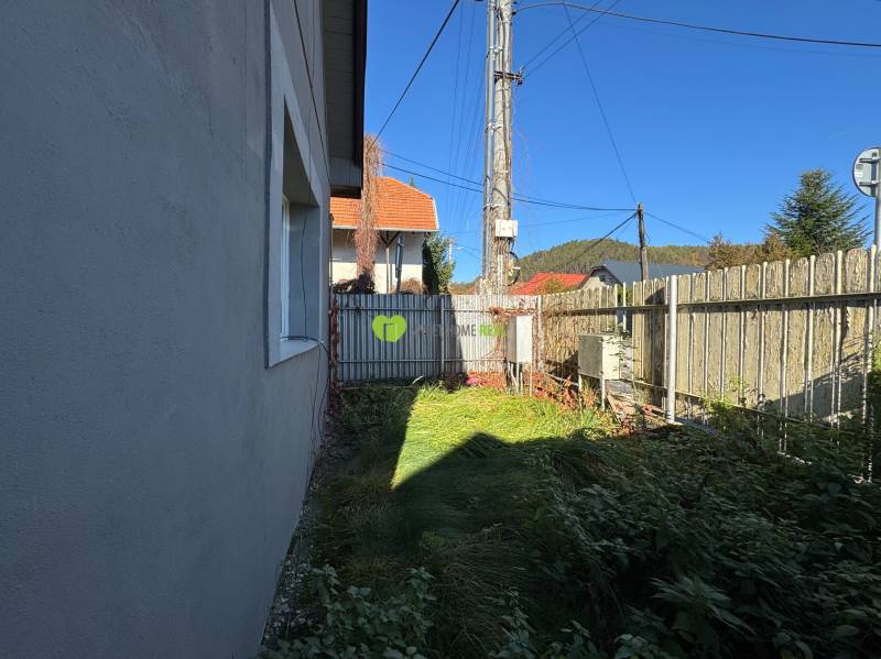 Családi ház a Varovecká utcában, Družstevná pri Hornáde, kert kerítéssel.