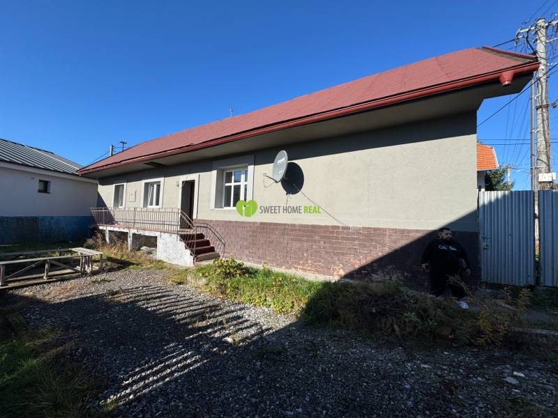 Családi ház a Varovecká utcában, Družstevná pri Hornáde, udvarral.