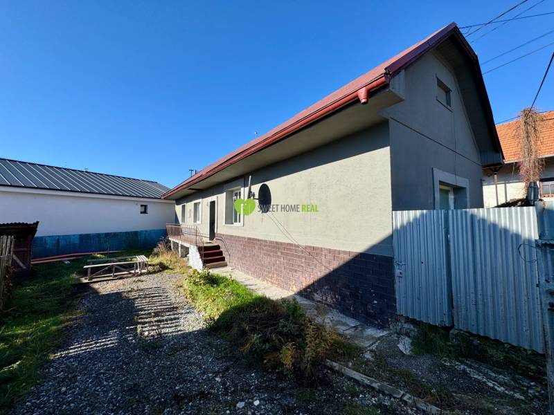 Családi ház Varovecká utcában, Družstevná pri Hornáde településen, udvarral és kisebb épülettel.