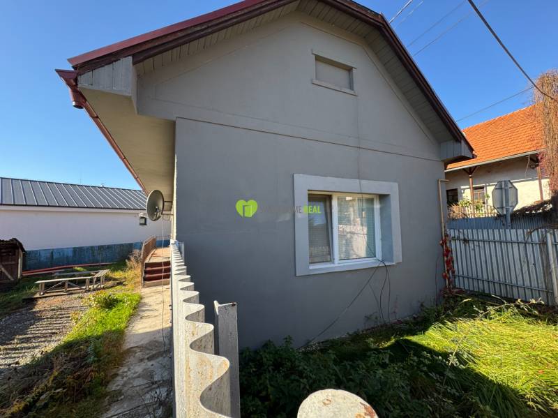 Családi ház Varovecká utcában, Družstevná pri Hornáde-ban, füves kerttel és bádogkerítéssel.