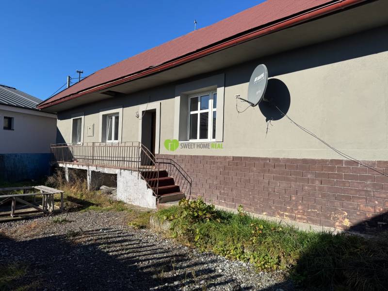 Családi ház a Varovecká utcában, Družstevná pri Hornáde, műholdas parabolaantennával.