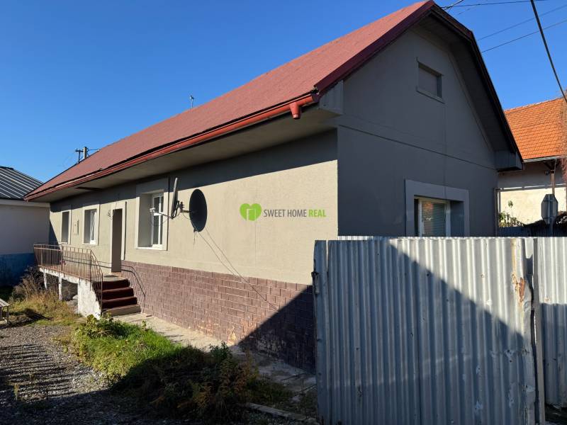 Családi ház a Varovecká utcában, Družstevná pri Hornáde-n, piros bádogtetővel.