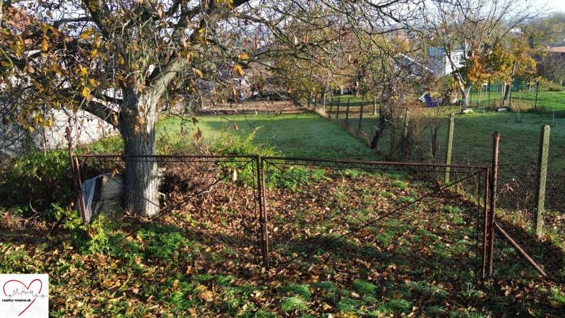 Lakótelek Dolná Krupá-ban, M.H. Chvoteková utcában, őszi levelekkel és fákkal.