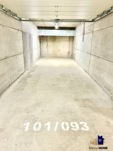 Betongarázs a Kárpát utcában, Poprádon, a 101/093-as számmal.