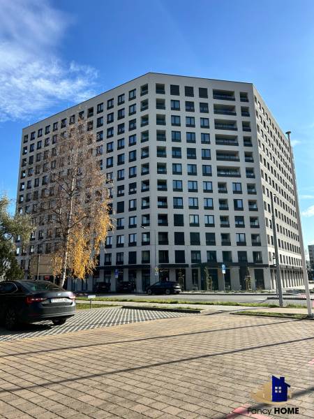 Lakóház a Kárpát utcában, Poprádon, környező parkoló és fák.