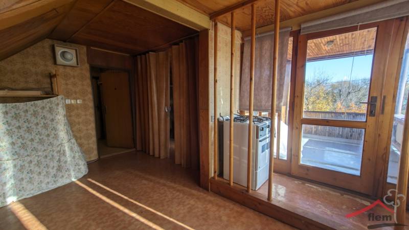 Családi ház belső tere teraszajtókkal és fa dekorációjú falakkal.