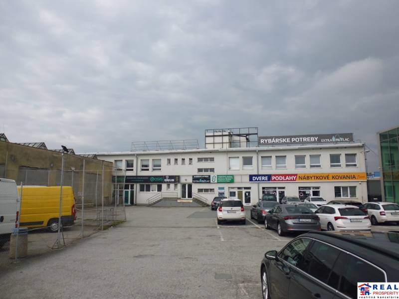 Üzlethelyiségek a Strojnícka utcában, Eperjesen, parkolóval és üzletekkel.