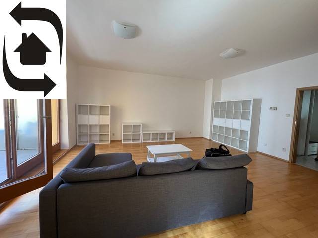 Nappali egy háromszobás lakásban, kanapéval, polcokkal és fa padlóval a Moszkva utcában.