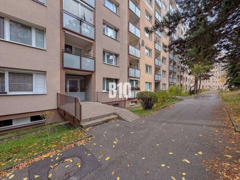 Társasház a Nyitrai Dunajská utcában, 2 szobás lakás számára alkalmas hellyel.