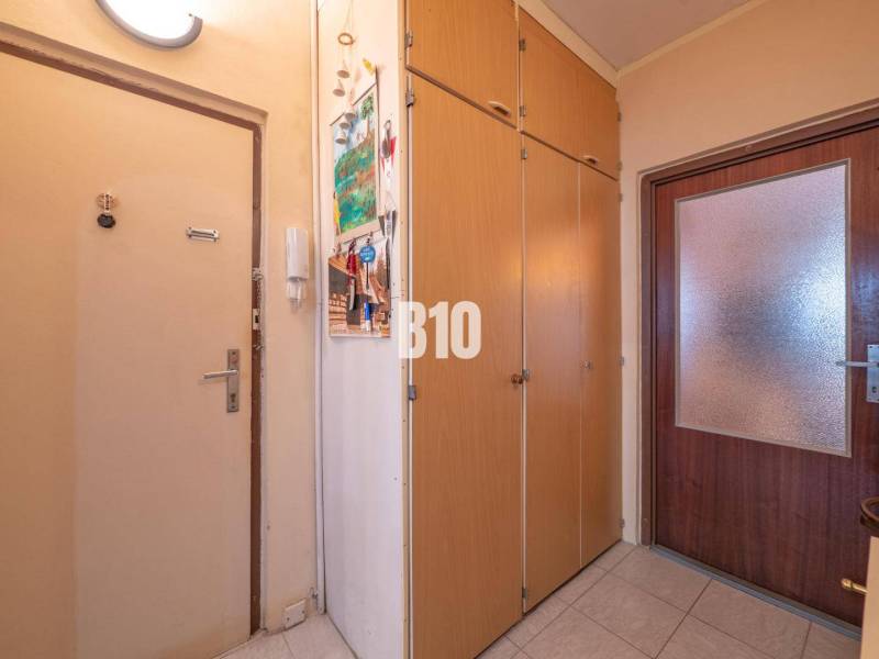 Két szobás lakás előszobája tárolószekrényekkel és kerámia padlóburkolattal.