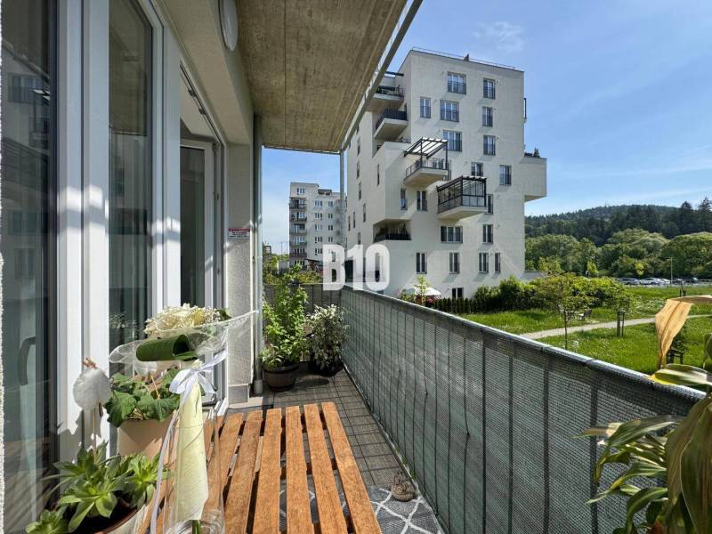 Erkély egy kétszobás lakásban Kysucké Nové Mesto-ban, kilátással a lakóházakra és a zöldterületre.