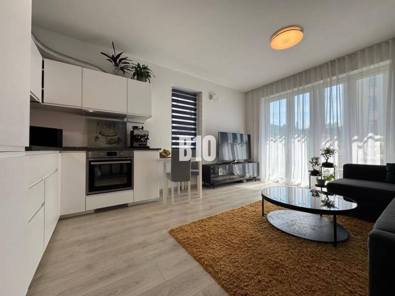 Nappali konyhasarokkal, fa dekoros padló, 2 szobás lakás.