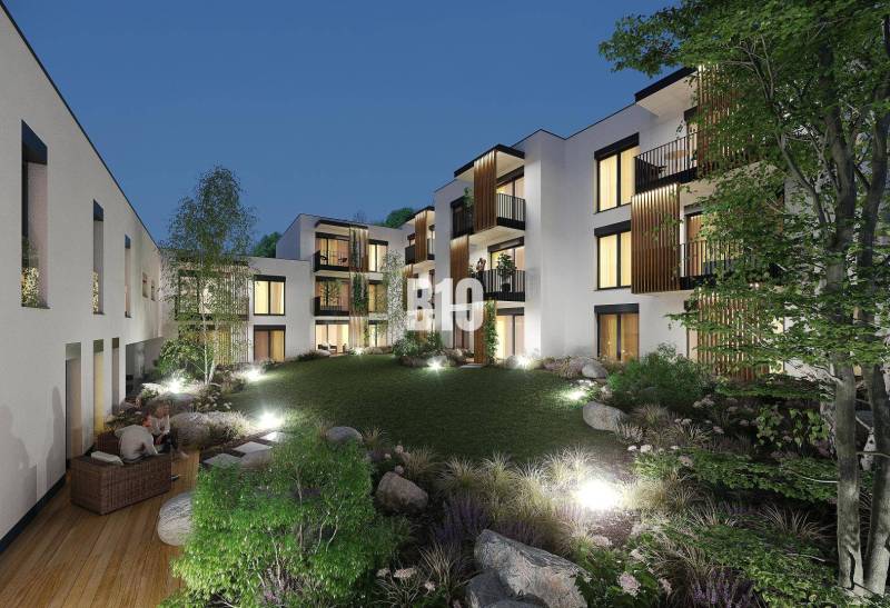 Zsolnán, az Alsó utcában világított lakóházak találhatók, amelyeket zöldterület és terasz vesz körül.