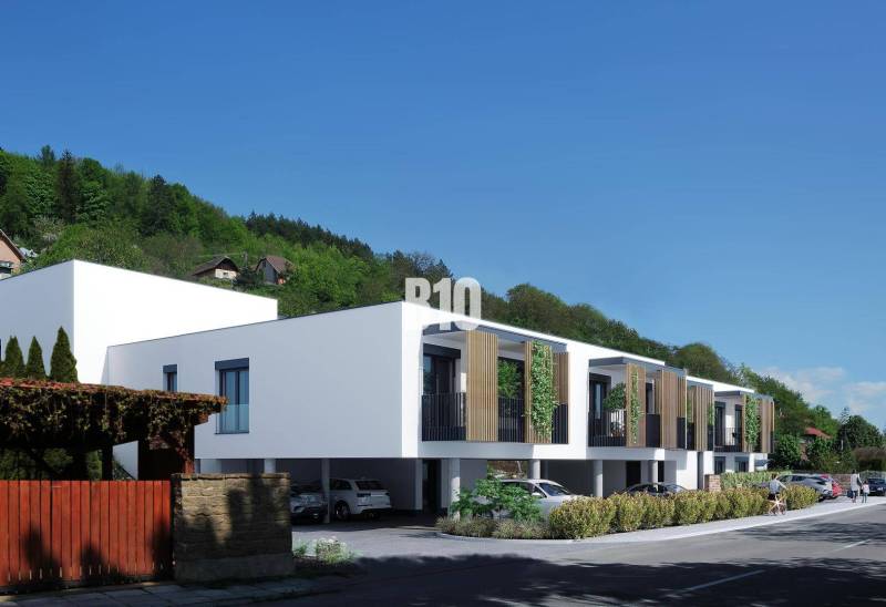 Alacsony modern épületek faelemekkel a zsolnai Alsó utcában.