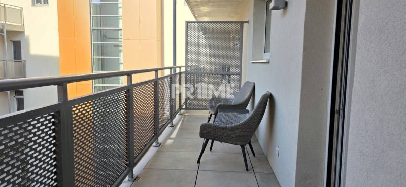 Erkély egy 2 szobás lakásban, Pozsony - Óváros, Bezručova, ülőgarnitúrával és fém korláttal.