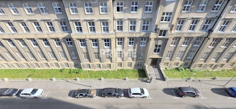 Kilátás a történelmi épületre a Bezručova utcában, Pozsony-Óvárosban.