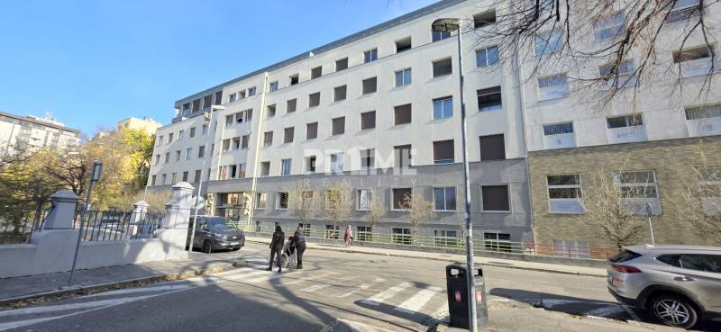 Épület a Bezručova utcában, Pozsony óvárosában - homlokzat ablakokkal és gyalogosokkal.