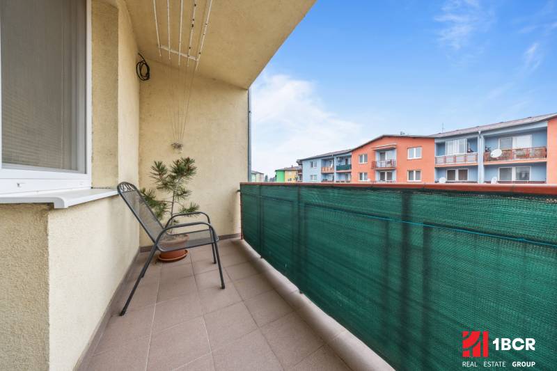 Erkély egy kétszobás lakásnál a Veltlínska utcában, Pozsonyban, kilátással a színes épületekre.