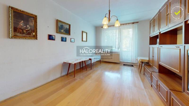 Konyha egy háromszobás lakásban, eredeti konyhabútorral és fa mintázatú padlóval.