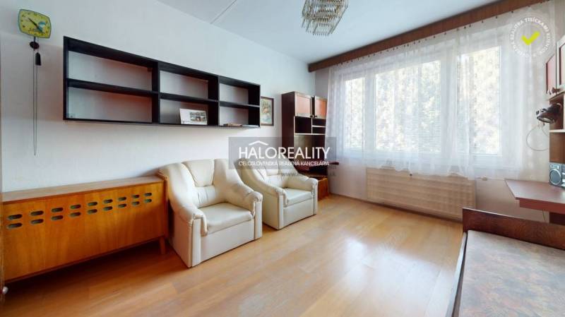 Konyha egy háromszobás lakásban fa dekor padlóval és ablak melletti ülőhellyel.