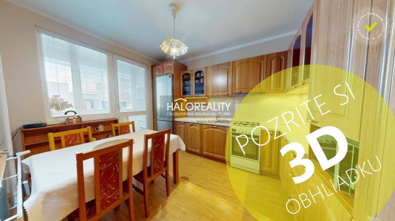 Konyha egy kétszobás lakásban világos fa dekorral és étkezőasztallal.