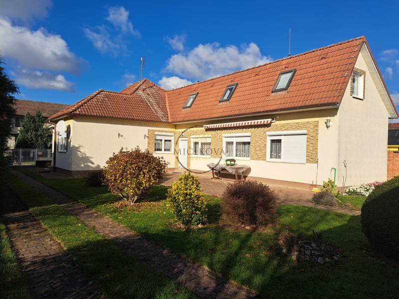 Családi ház a Bernolákova utcában Vráblén, zöld kerttel és kék éggel körülvéve.