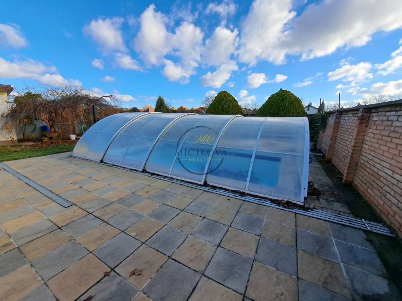 Fedett medence egy családi ház kertjében a Bernolákova utcában, Vráble városában.