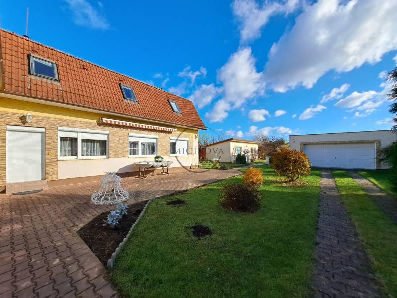 Családi ház az Vráble-i Bernolákova utcában, udvarral, garázzsal és kerttel.