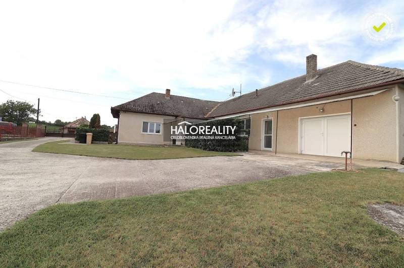 Családi ház Nagykéren, előkert gyeppel és parkolóhely.