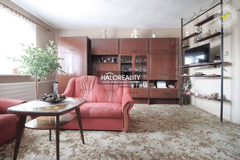 Nappali családi házban piros kanapéval és fa nappali bútorral.