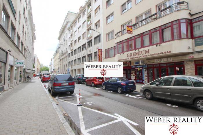 Gorkého utca Pozsony - Óváros parkoló autókkal és üzletekkel.