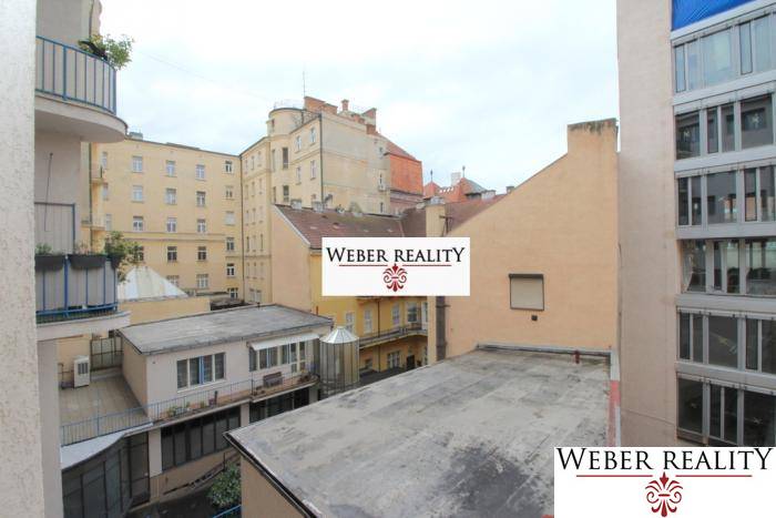 Kilátás egy kétszobás lakásból az udvarokra és épületekre Pozsonyban, Gorkého, Óváros.