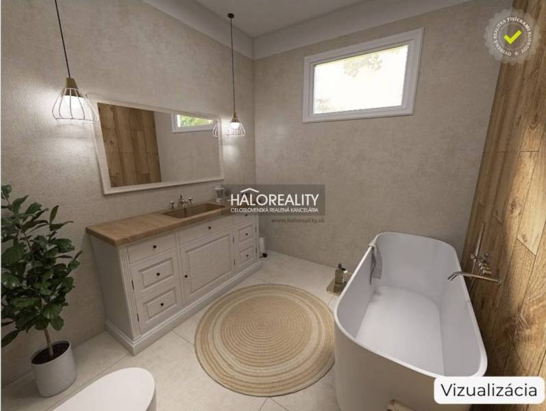 Fürdőszoba családi házban káddal, mosdóval, fa dekorációval és növénnyel.