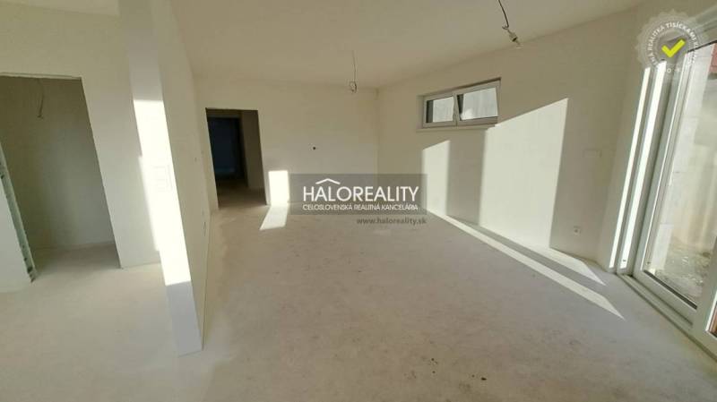 Egy családi ház fehér falakkal és ablakokkal rendelkező belső tere, készen a befejezésre.