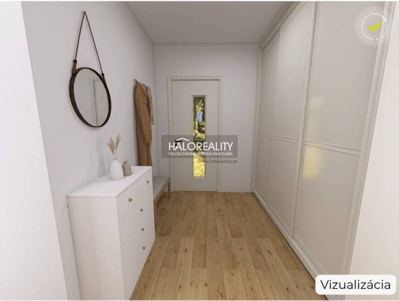 Családi ház belső tere fa dekoros padlóval, fehér komóddal és tükörrel.