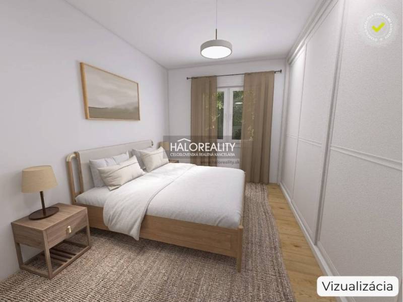 Hálószoba családi házban ággyal, éjjeliszekrénnyel és fa dekoros padlóval.