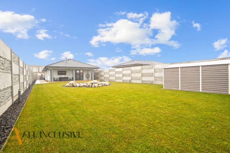 Családi ház Galántán, a Mostová utcában, füves udvarral és kődekorációval.