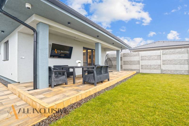 A Galánta, Hídfő utcai családi ház terasza ülőhellyel és gyepfelülettel.