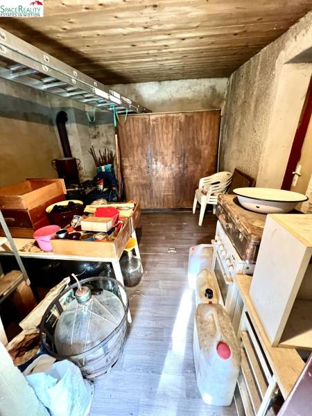 Raktár különféle felszerelésekkel és fa dekorációjú padlóval egy családi házban.