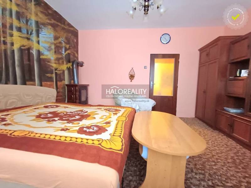 Hálószoba családi házban erdei tapétával és klasszikus fa bútorokkal.