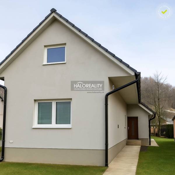 Családi ház Kľačno-ban tetőtérrel és füves környezettel.