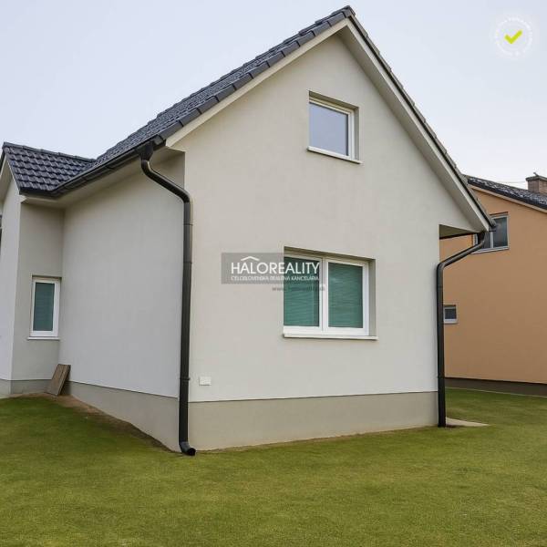 Családi ház Kľačno-ban egyszerű homlokzattal és ferde tetővel.