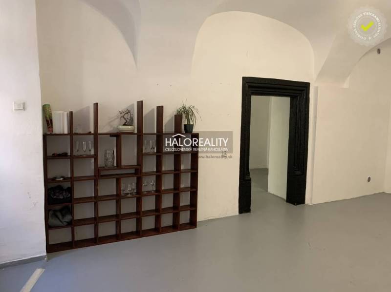 Iroda belső tér boltíves mennyezettel és fa könyvtárral.